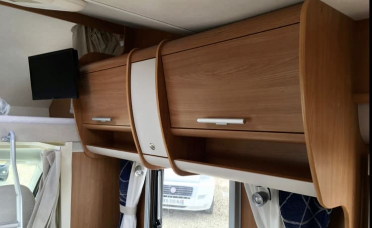 Cel4night – 7-seater overcab motorhome