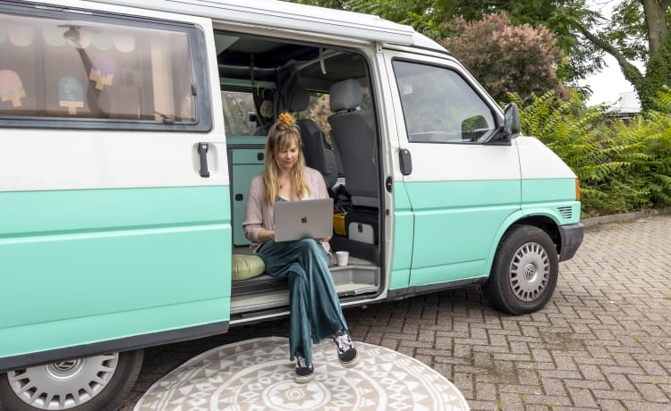 Bessie – Camping-car Volkswagen T4 4p avec toit relevable