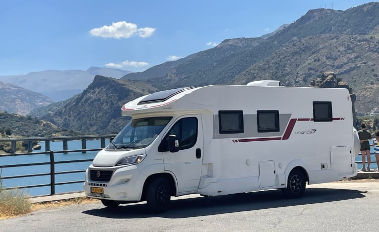 Roadhouse camper naam roadsurfer – 4p Roller Team semi-integrated uit 2021