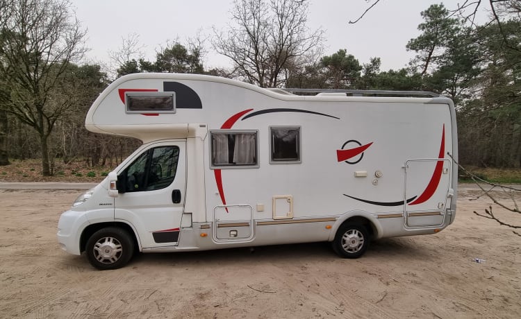 ITALIAN Traveller – Ruime familie camper met 2 vaste 2 - persoonsbedden