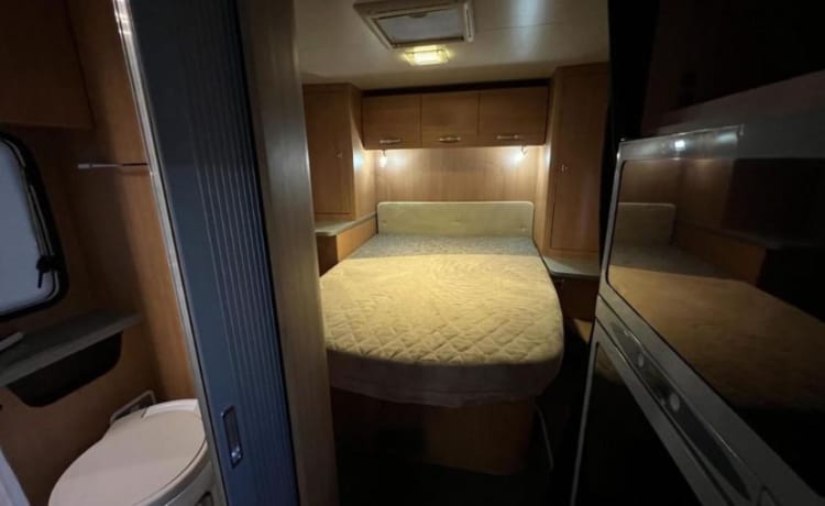 Luxe 4/5 persoons Ford Camper CHALLENGER met Queensbed.