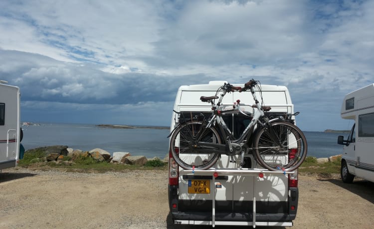 2-PERSON CAMPERBUS WITH ELECTRIC BICYCLE LIFT