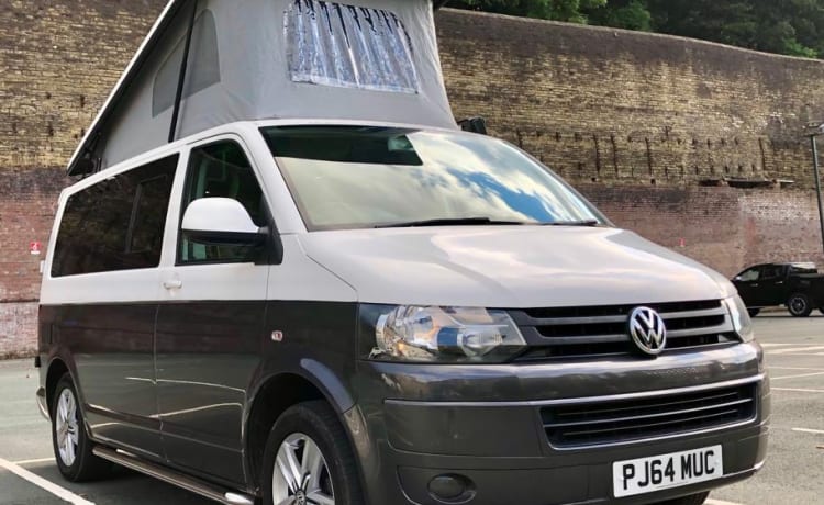 Arthur – VW Transporter T5 mit 4 Schlafplätzen