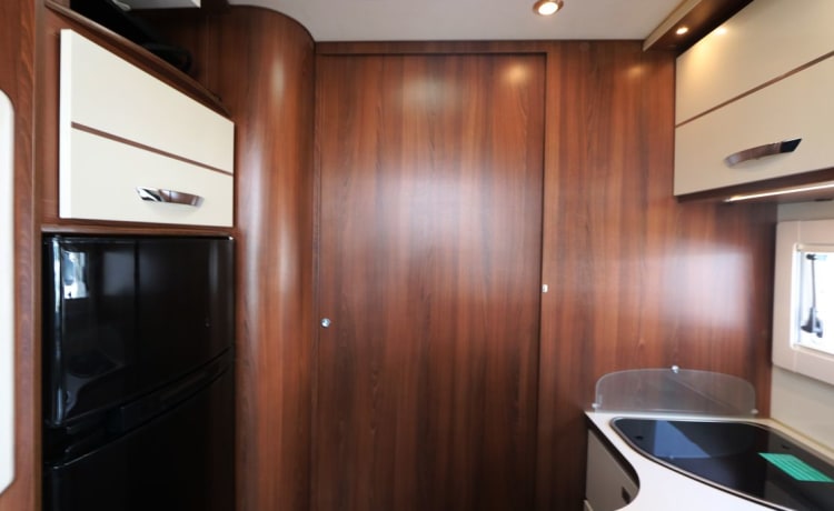 McLouis Sovereign 78 – Very luxurious, modern 5-person camper, freedom with real comfort