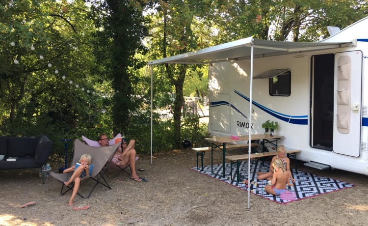 Koos – Camping-car alcôve confortable 5p de 2015