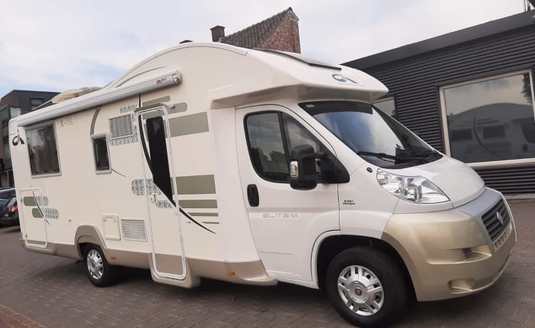 CI X-TIL – Very luxurious 4 person camper with queen bed and pull-down bed, lots of storage space