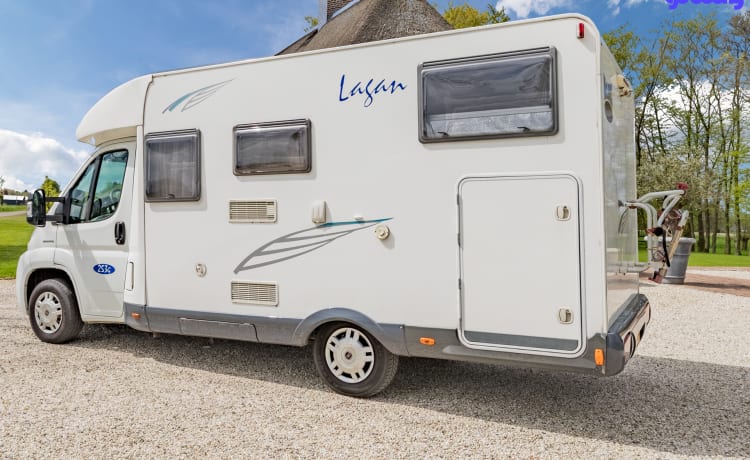 Neat 3-person camper, XXL garage, reversing camera, air conditioning