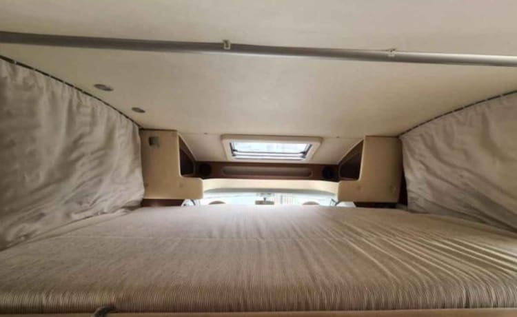 4-persoons Camper met Queensbed en hefbed, voorzien van airco