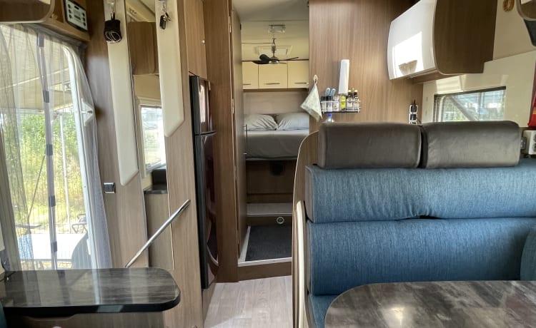 Luxe tweepersoons camper Chausson – 2014 - Volledig ingericht - Queensbed