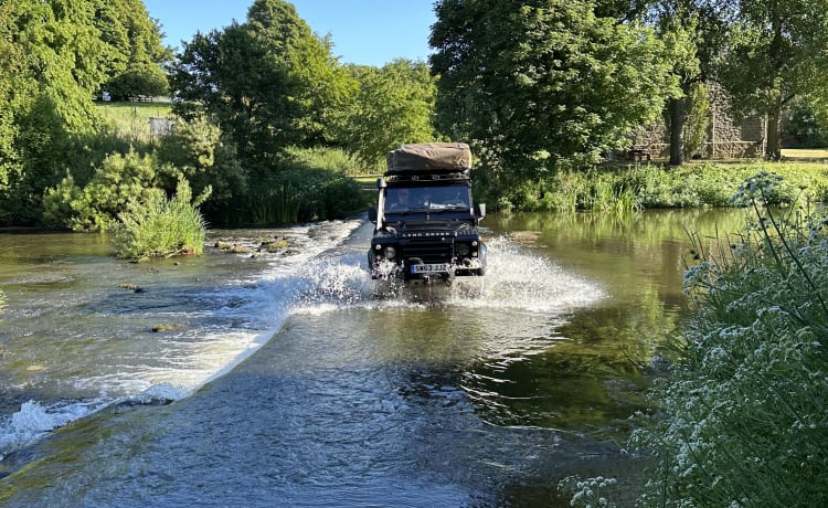 ARMSTRONG – Land Rover Dachterrasse mit 5 Schlafplätzen aus dem Jahr 2013