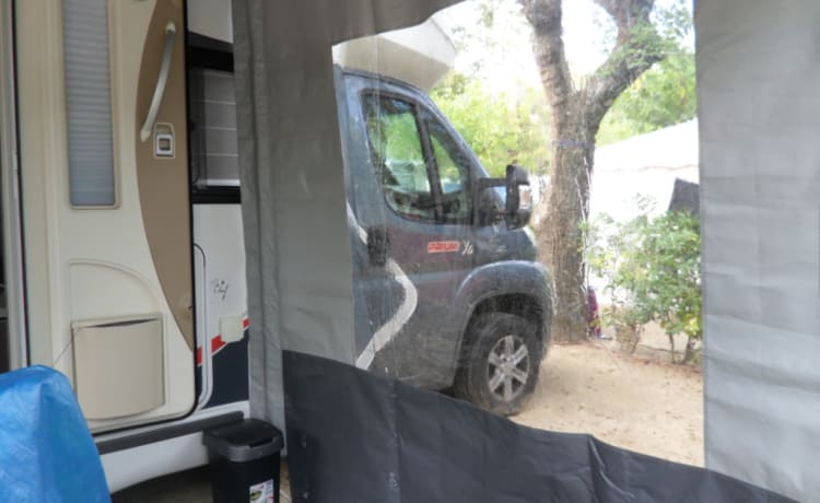 Bellissimo camper di lusso per famiglie Challenger Prium XG con motore potente