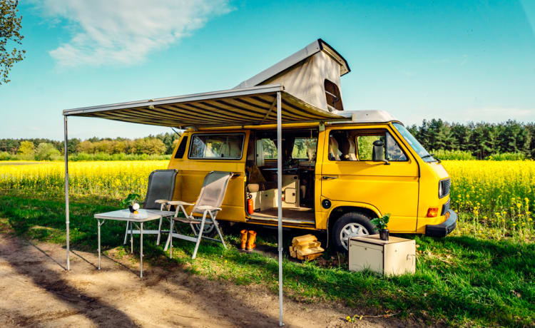 Simba – la fourgonnette Volkswagen rétro jaune avec toit relevable 