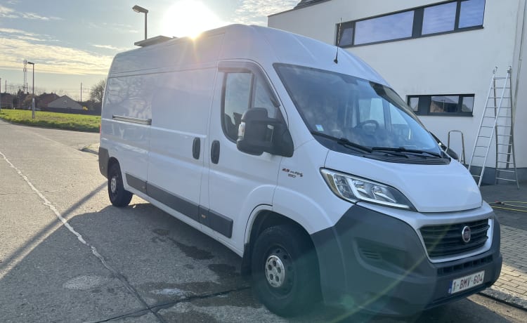 Camping-car Fiat ducato pour 2/3 personnes et possibilité de lit bébé supplémentaire