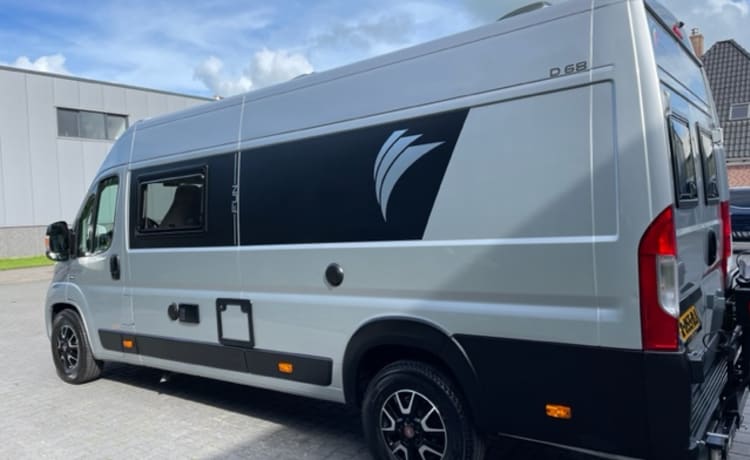 Dreamer D 68 – Mooie, ruime en luxe camperbus met enkele bedden en 9-traps automaat