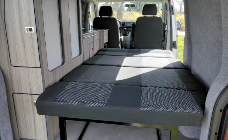 Onze trots – 2p VW Transporter T6 buscamper 2016 met splinternieuwe camperinrichting  