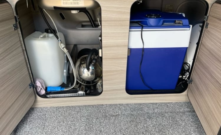 Baz – Camper personalizzato Mazda a 4 posti letto