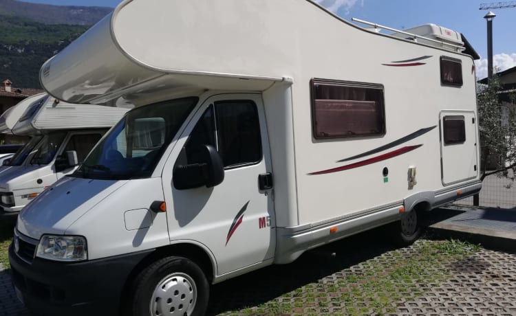 Seven-berth motorhome with double dinette
