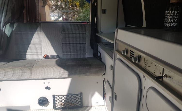 LONA – CamperVan pour 4 personnes à la découverte de la Grèce