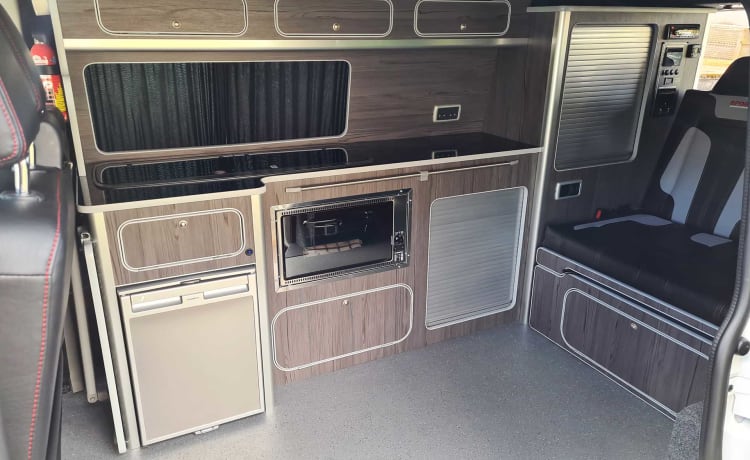 Wallace – Camper VW T6 con 4 posti letto ad alta specifica nel Derbyshire