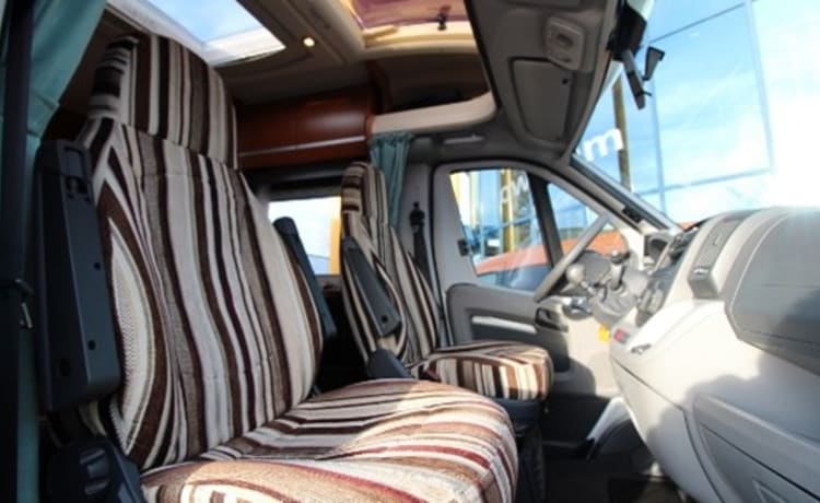 Comfortabele ruime camper  – Challenger avec autoportant 2 pers. lit.