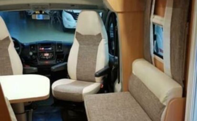 Mooie ruime comfortable fijne compleet ingerichte 4 persoons camper