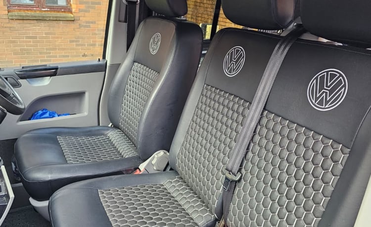 Vanhalla – Camper VW T5 recentemente convertito nel 2024 LWB 4 posti letto