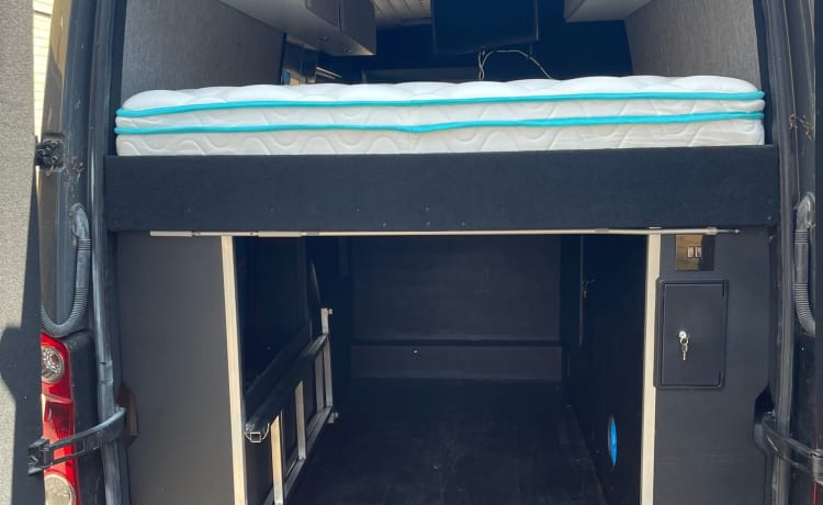 Arthur – Luxuriöser VW Crafter Expedition Campervan „Arthur“ mit Aufstelldach für 4 Personen