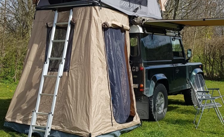 Geisli  – Land Rover defender 90 with roof tent