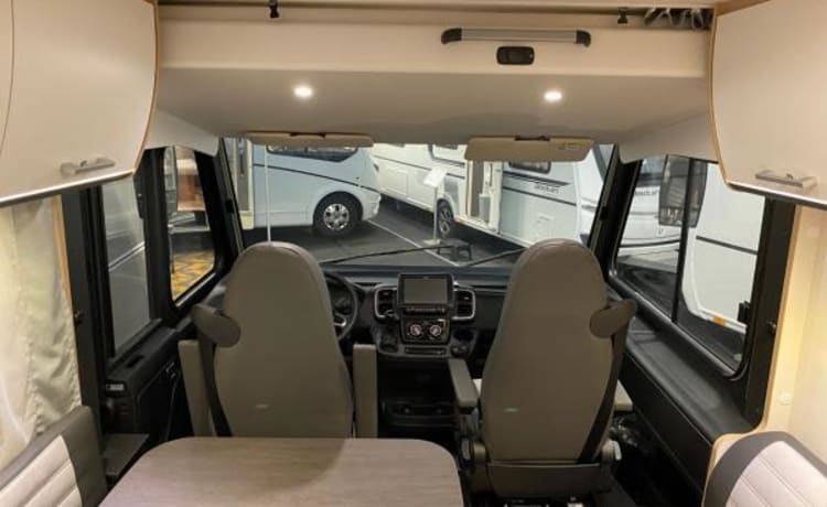 7 – Luxe, riante automaat camper met enkele bedden!