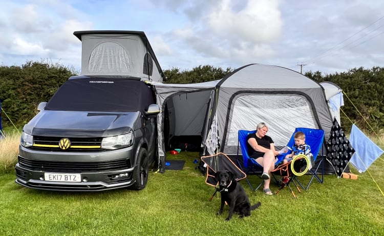Doug – Volkswagen Wohnmobil mit 4 Schlafplätzen aus dem Jahr 2017