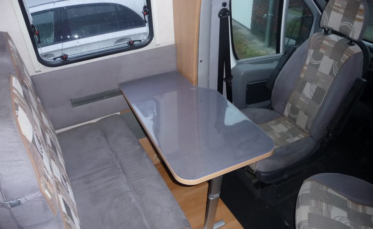 Mooie compacte camper voor 4 personen.