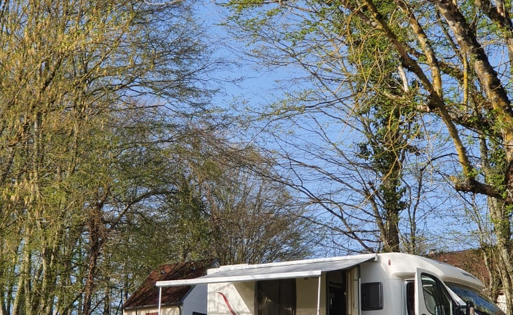 Beautiful luxury and compact (6.40 meters) motorhome with everything you wish for...