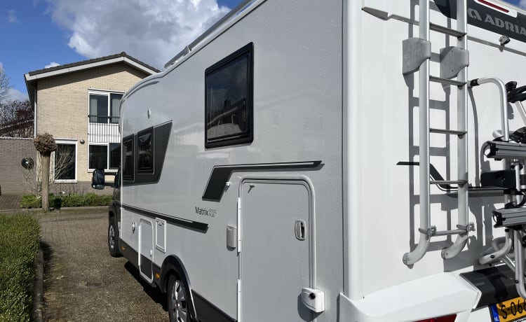 Luxe 4-Persoons Adria Camper - automaat, fietslift en tweepersoons bed