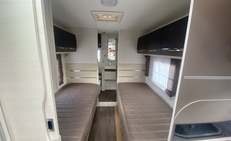 Zeer mooie camper half integraal 5 slaapplaatsen 4 zitplaatsen  – 4p Challenger semi-integrated uit 2017