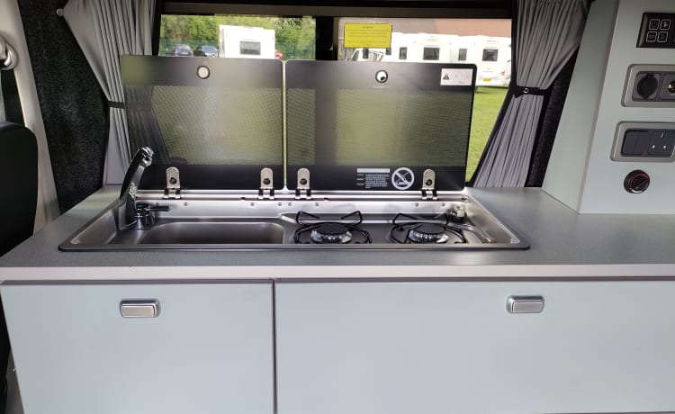 Bennie – 4-persoons Volkswagen campervan uit 2020