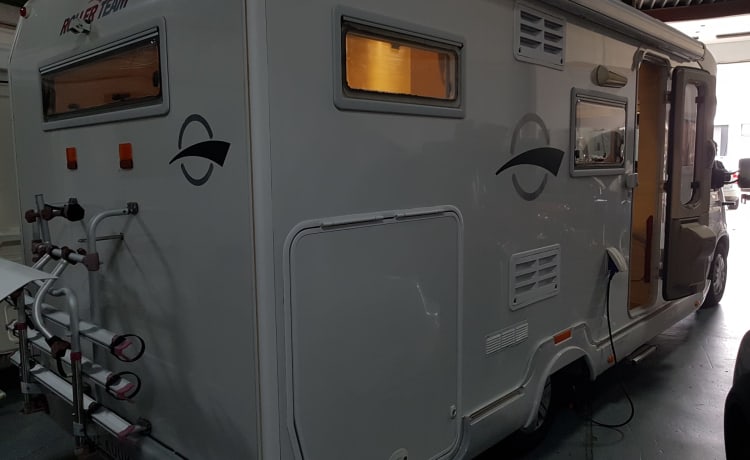 on tour – 4p Renault semi-integrated  super camper