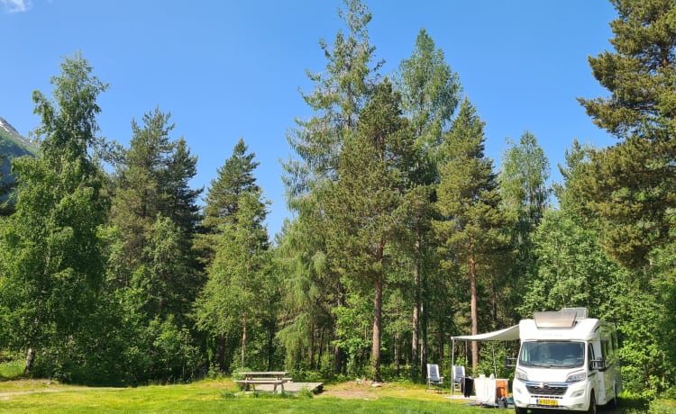 Nice spacious Camper with single beds and XXL garage