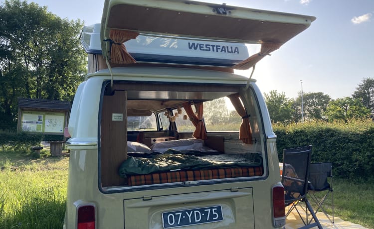 HIPPIECAMP – Retro Volkswagen camper with 4 sleeping places