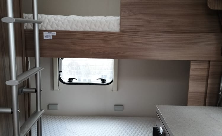 6 berth Swift escape 696 .    Reg 2016