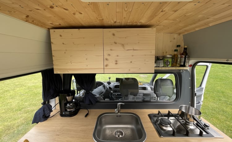 Bianca – Atmospheric, adventurous bus camper for 2 people