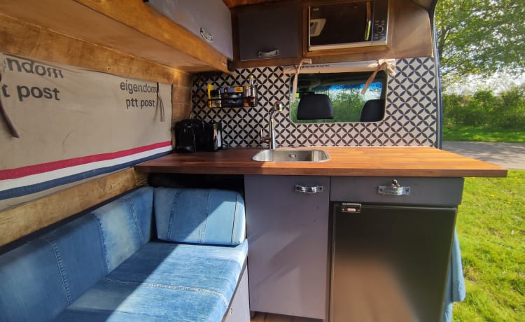 Super Grover  – Cool bus camper with unique interior