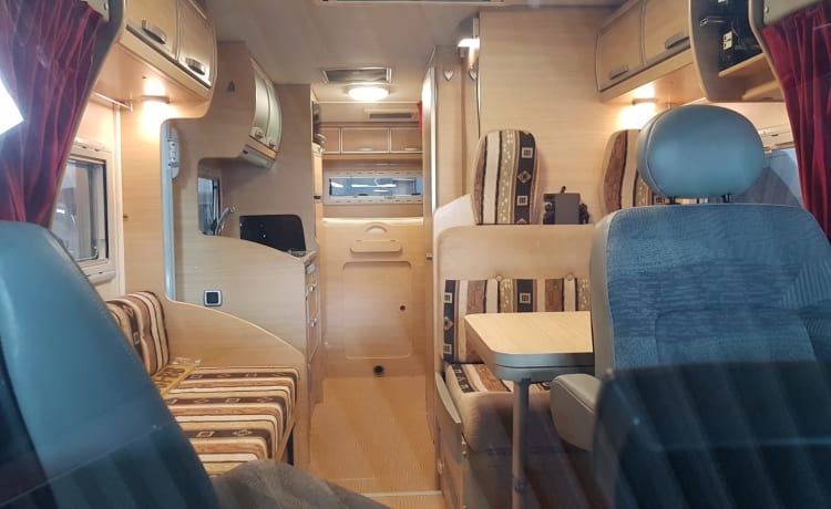 on tour – 4p Renault semi-integrated  super camper