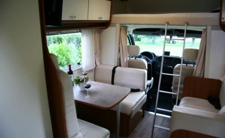 G-type – Camping-car moderne, navi, 2 x climatisation, écran TV etc.