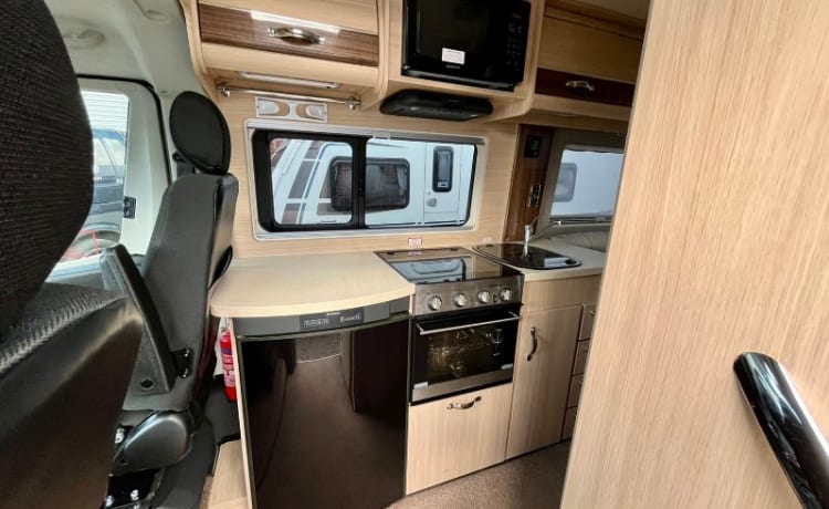 Roxie – Schitterende 2 persoons Peugeot Warwick Duo camper met alle luxe