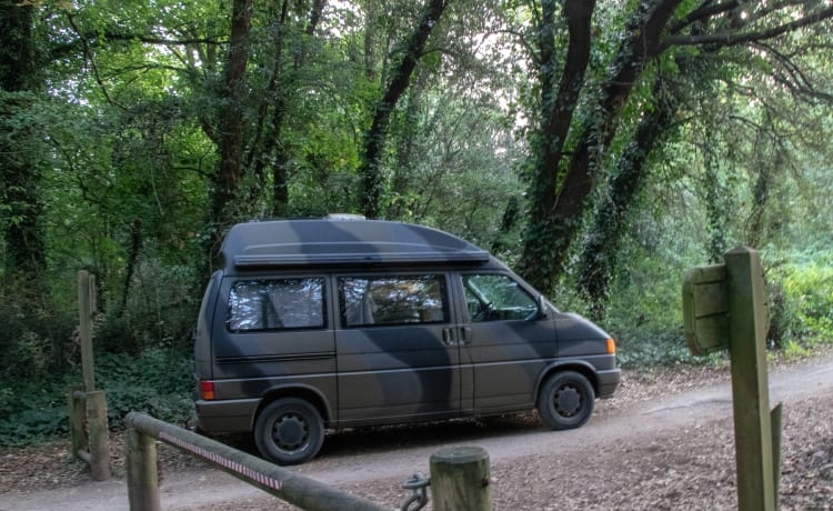 Onze stoere VW T4  Westfalia camouflage bus.