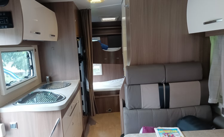 We start with a beautiful Camper Chausson with sloping ceilings for 6 people!