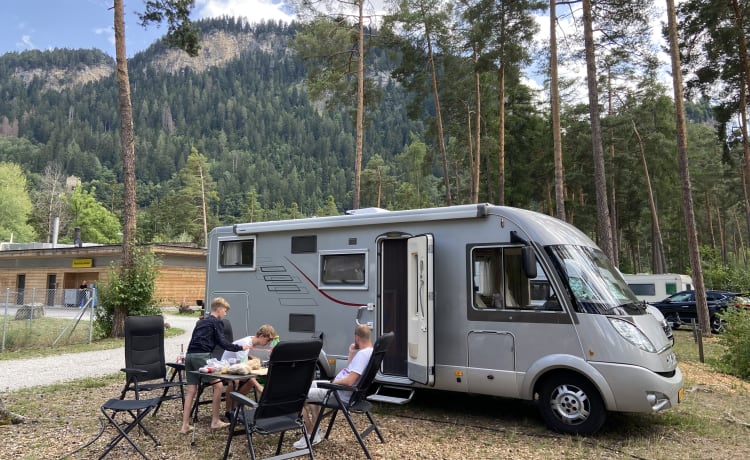 4p Hymer B 674 SL intégré à partir de 2009 comprenant lits longs et lit rabattable