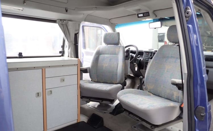 Ollie – 2p Volkswagen bus uit 1998 met airco 