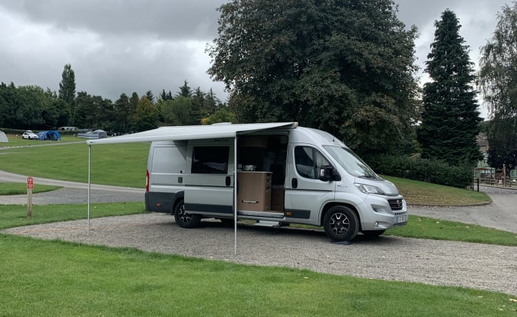 Our van  – Adria Sunliving camper met 2 slaapplaatsen. Zeer lage kilometerstand