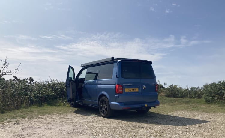 Buzz the Adventure Wagon - VW T6-camper met 4 slaapplaatsen